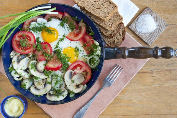 Stekt svamp, ägg, tomater och gröna. Royaltyfria Stockfoton