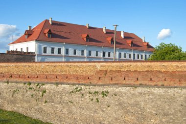 Kale duvarın arkasında eski bir saray.