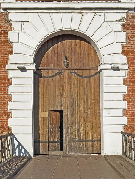 Antiguas puertas de la fortaleza con marcos rústicos . — Foto de Stock