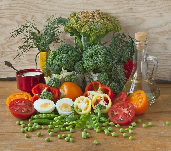 Vegetable still life of cabbage, pepper, tomato, eggs, peas and — Stock Photo, Image