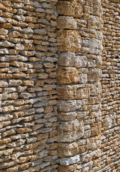 Dokulu, taş duvar bir parçası önemli bir sütun içeren 