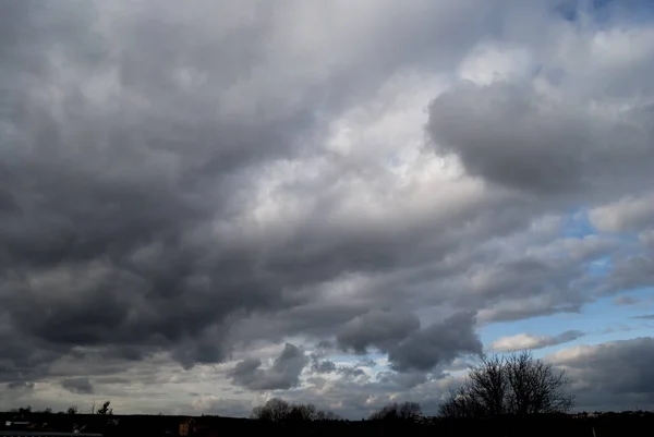 Cumulusmoln mot den blå himlen. — Stockfoto