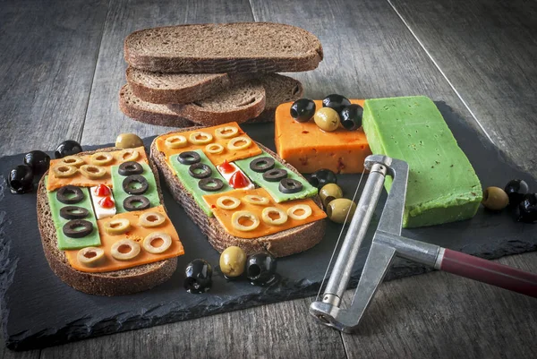 Sandwiches Brown Bread Cheese Olives Lying Stone Serving Board Next — Stock Photo, Image