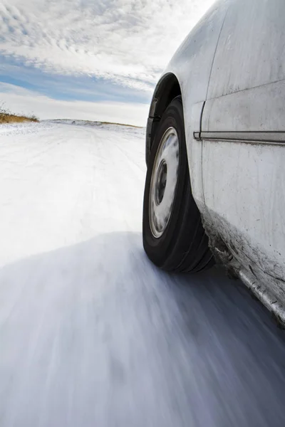 Αυτοκίνητο Που Οδηγεί Στο Δρόμο Στο Χειμερινό Χιόνι — Φωτογραφία Αρχείου