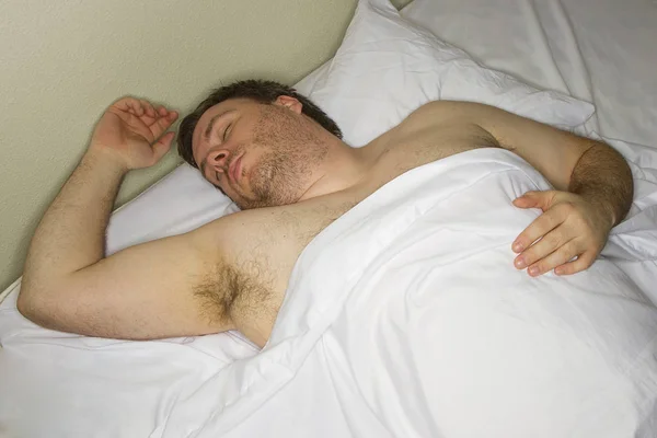 Vermoeide Man Viel Slaap Terwijl Hij Zijn Bed Lag — Stockfoto