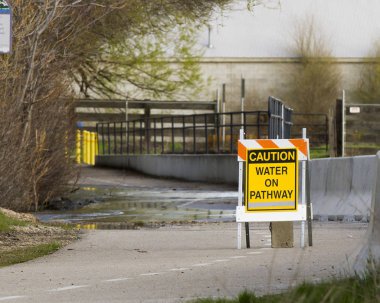bir yol kapanmasına neden sel alanı