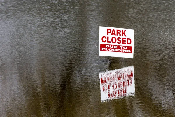 Znak Pokazujący Park Jest Zamknięty Powodu Nadmiernego Zalania — Zdjęcie stockowe