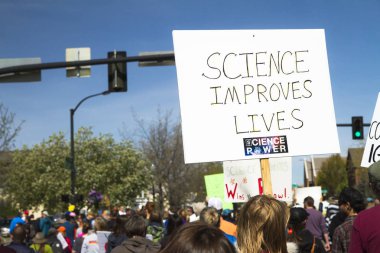 Boise, Idaho/Abd - 22 Nisan 2107: Bilimin bilim için boise Mart sırasında hayat kurtardığını belirten bir tabela tutan kişi