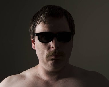 Bölünmüş ışıklı gözlük takan adam