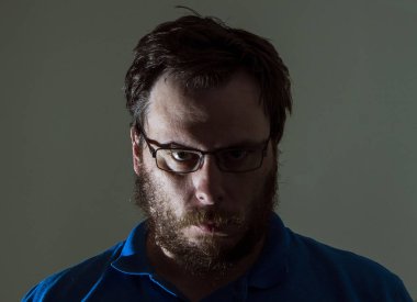 dramatik ışık ve kızgın bir yüz ile kamera bakarak adam