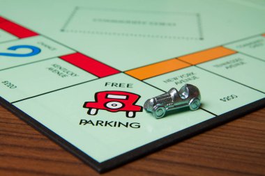 Caldwell, Idaho/Usa - 16 Mart 2015: Monopoly'de Ücretsiz Otopark noktasına giren araba
