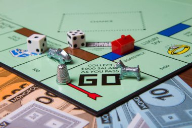 Caldwell, Idaho/Usa - 16 Mart 2015: Oyun Monopoly oyunundan oyun parçaları başlangıç yakınında oturuyor