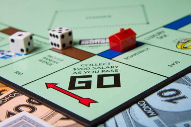 Caldwell, Idaho/Usa - 16 Mart 2015: Boardgame tekelinde gösterilen go bölümünü geçmek için 200 topla