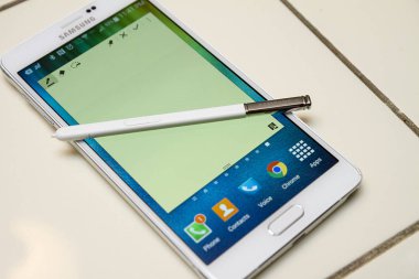 Caldwell, Idaho/Usa - 12 Aralık 2014: Samsung Note 4, Verizon ağından S-pen ile