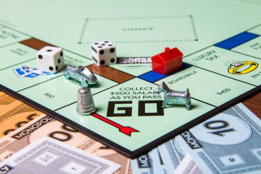 Caldwell, Idaho/Usa - 16 Mart 2015: Oyun Monopoly oyunundan oyun parçaları başlangıç yakınında oturuyor