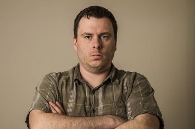 Kolları çapraz olan adam sağlam duruyor