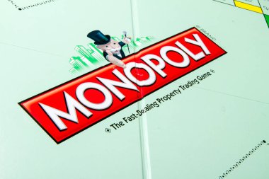 Caldwell, Idaho/Usa - 16 Mart 2015: Monopoly board Game ana logosu göstererek açıldı