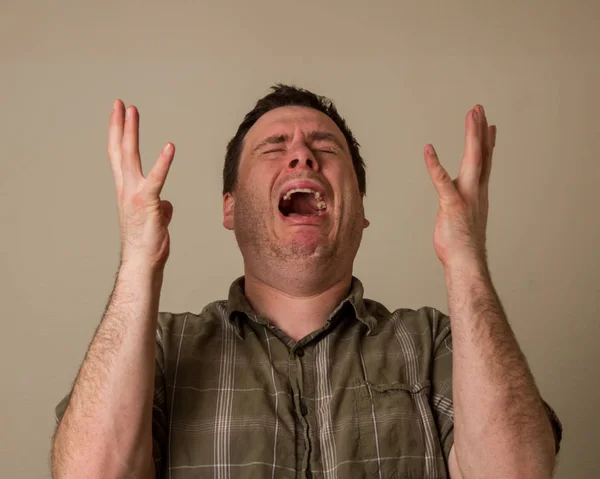 Bardzo Zdenerwowany Człowiek Rzucając Ręce Powietrze Podczas Płaczu — Zdjęcie stockowe