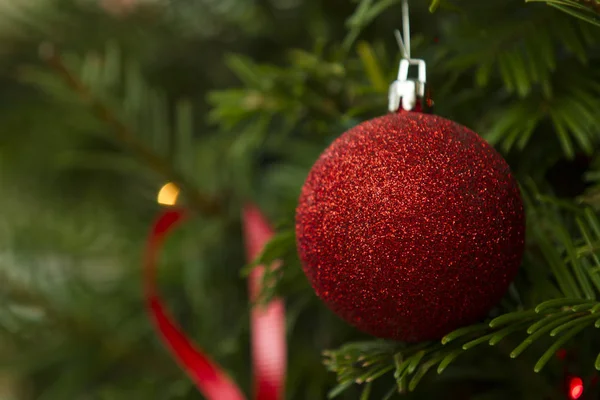 Kerstboom Ornamate Tegen Achtergrond Van Boom — Stockfoto