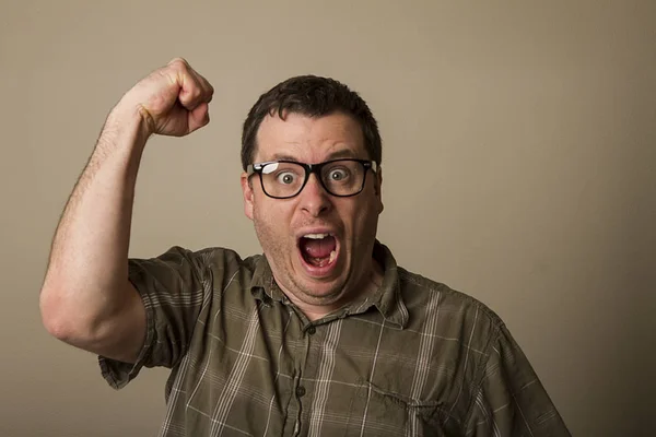 Hombre Nerd Con Puño Alto Gritando Como Para Asustar Alguien — Foto de Stock