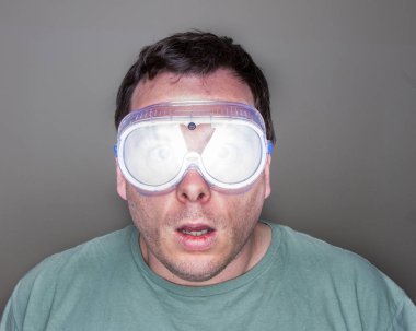 Parlak bir flaş yaşıyor bir adam güvenlik gözlüğü takıyor