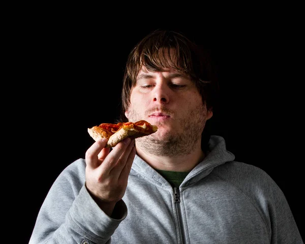 Mann Som Spiser Litt Fet Pizza – stockfoto