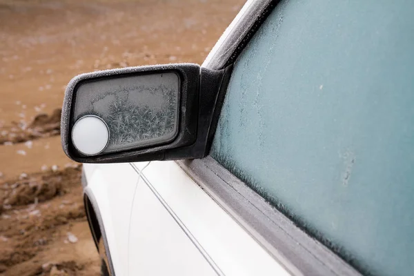 Blick Auf Den Außenspiegel Eines Zugefrorenen Autos — Stockfoto