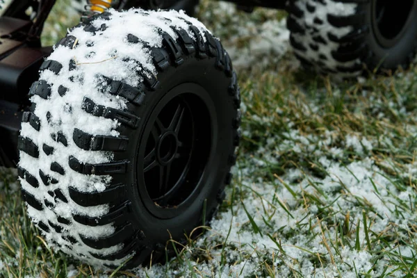 雪でいっぱいのタイヤ — ストック写真
