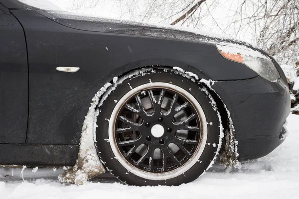 Машина Покрыта Снегом Колесах — стоковое фото
