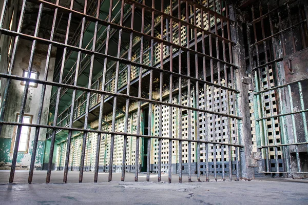 低视图显示囚犯被锁起来时监狱酒吧是如何设置的 — 图库照片