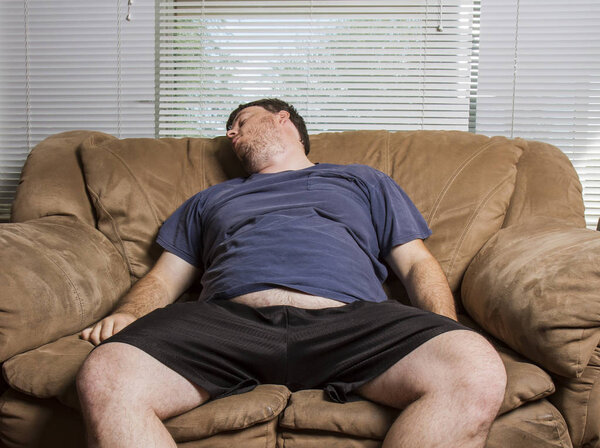 Расслабляясь на диване
