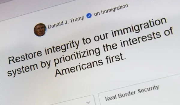 Donald j trump ansichten zur einwanderung — Stockfoto