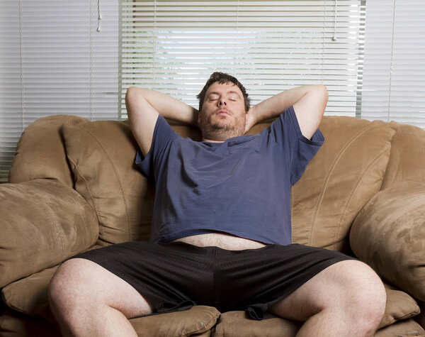 Расслабляясь на диване
