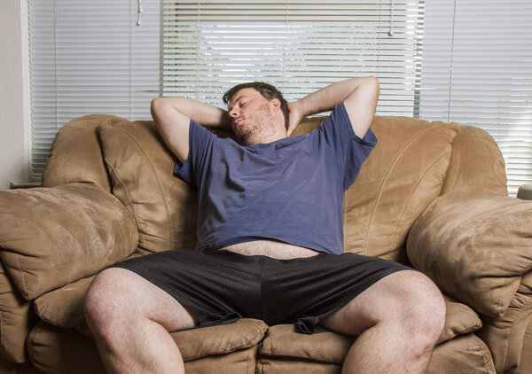 Расслабляясь на диване
