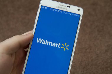 Caldwell, Idaho - 19 Kasım 2015: Birisi çevrimiçi alışveriş yapmaya hazırlanırken Walmart uygulaması telefonda yükleniyor
