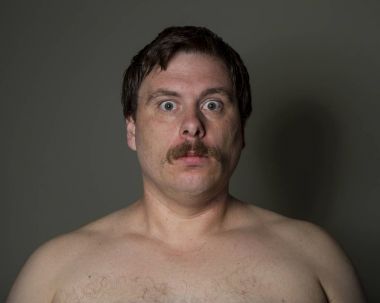 ürkütücü bir görünüm ile birlikte görünen adam