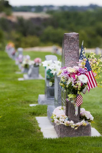 Почтение Нашему Павшему Американскому Флагу Рядом Надгробием — стоковое фото