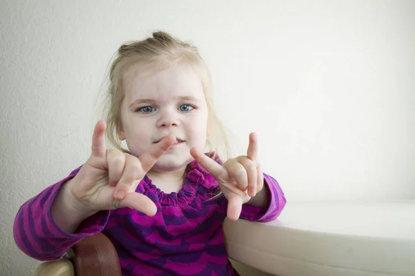 Girl signing — Stock Photo, Image