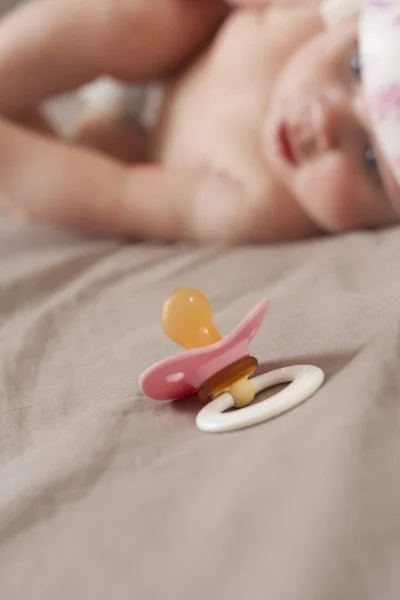 emziğinin arkasında yatan kız. sığ alan derinliği