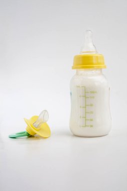 süt şişesi ve emzik