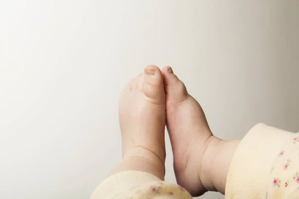 Young Female Newborn Baby Her Feet — Stock Photo, Image