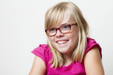 Bu genç kız üzerinde çok gururlu mutlu bir gülümseme