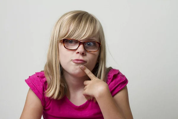 Menina Tem Uma Escolha Fazer Está Pensando Muito Sobre Isso — Fotografia de Stock