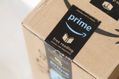 Caldwell, Idaho - 4 Kasım 2017: Başarılı şirket Amazon teslimat için paketleri gönderiyor.