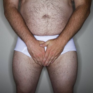 Eşyalarını kapsayan adam