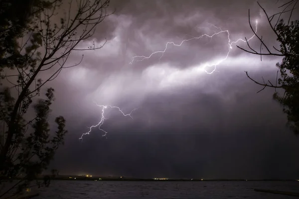 Sambaran Petir Yang Kuat Akan Melalui Awan Atas Danau — Stok Foto