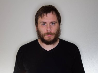 Sadece kameraya bakarak adam