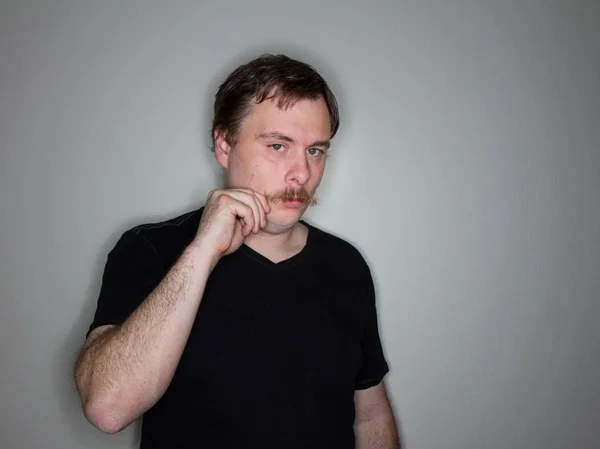 bıyığının ile oynamak