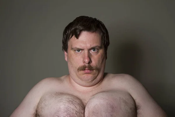 hem kadın hem de erkek özelliklerini gösteren büyük göğüslü erkek