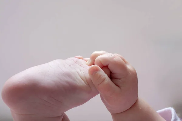 Child Grabs Her Feet — Stock Photo, Image